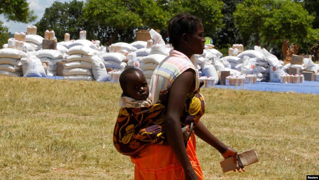 A Zimbabwean mother arrives to collect her monthly rations of food aid from Rutaura Primary School in the Rushinga district of Mt Darwin about 254km north of Harare, March 7, 2013. More than 6 million people across Angola, Lesotho, Malawi and Zimbabwe are at risk of severe food shortages because of repeated cycles of drought and flooding. REUTERS/Philimon Bulawayo 