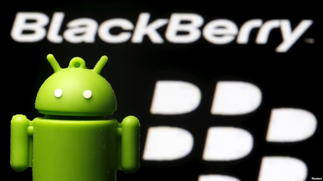 On voit une mascotte Android devant un logo de Blackberry dans cette illustration prise à Zenica, en Bosnie-Herzégovine, le 12 juin 2015. REUTERS/Dado Ruvic 