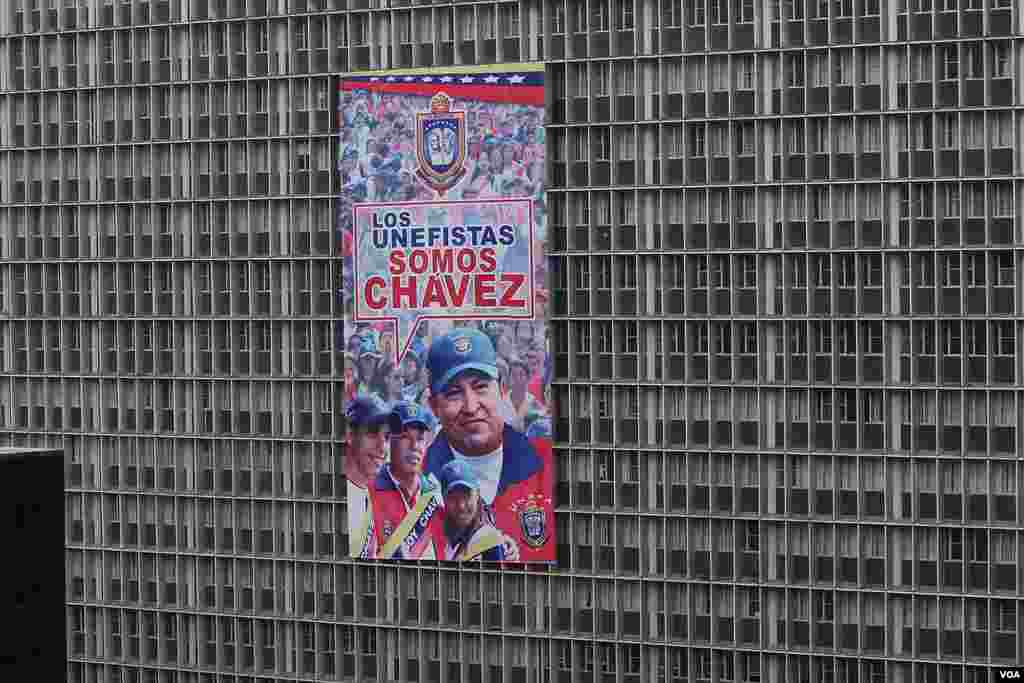 Poster Hugo Chavez di sebuah gedung pemerintah di Caracas, Venezuela.