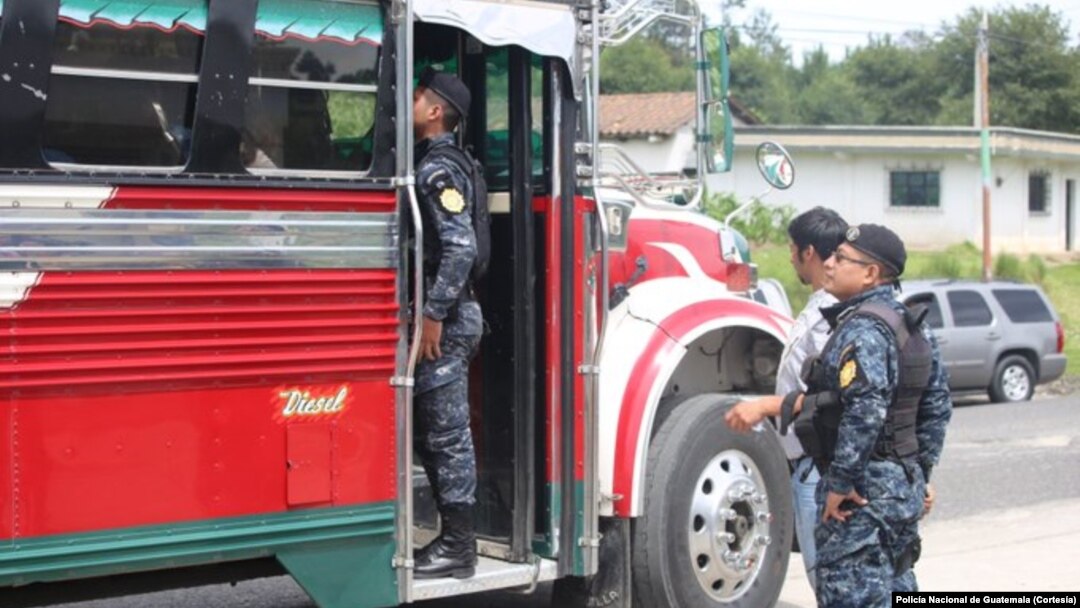 La Policía Nacional de Guatemala lleva a cabo una operación para detener a inmigrantes indocumentados.