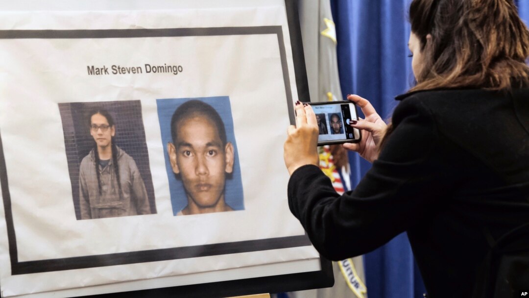 Seorang reporter mengabadikan foto Mark Domingo, pria berusia 26 tahun dari Reseda di California, yang ditampilkan pada konferensi pers di Los Angeles, Senin, 29 April 2019. Domingo ditangkap karena merencanakan serangan teror ke beberapa target di Los Angeles.