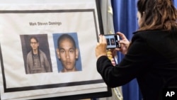 Seorang reporter mengabadikan foto Mark Domingo, pria berusia 26 tahun dari Reseda di California, yang ditampilkan pada konferensi pers di Los Angeles, Senin, 29 April 2019. Domingo ditangkap karena merencanakan serangan teror ke beberapa target di Los Angeles.