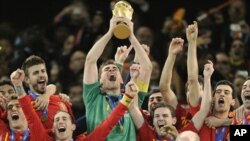 우승컵을 들고 환호하는 스페인 선수들