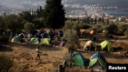 Tenda-tenda darurat untuk para pengungsi dan migran di Pulau Samos, Yunani, 20 Oktober 2017. 