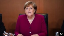 Kanselir Jerman Angela Merkel memimpin rapat kabinet di Berlin (foto: dok). 