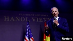 Rais Joe Biden wa Marekani akizungumza na waandishi habari mjini Hanoi, Vietnam.