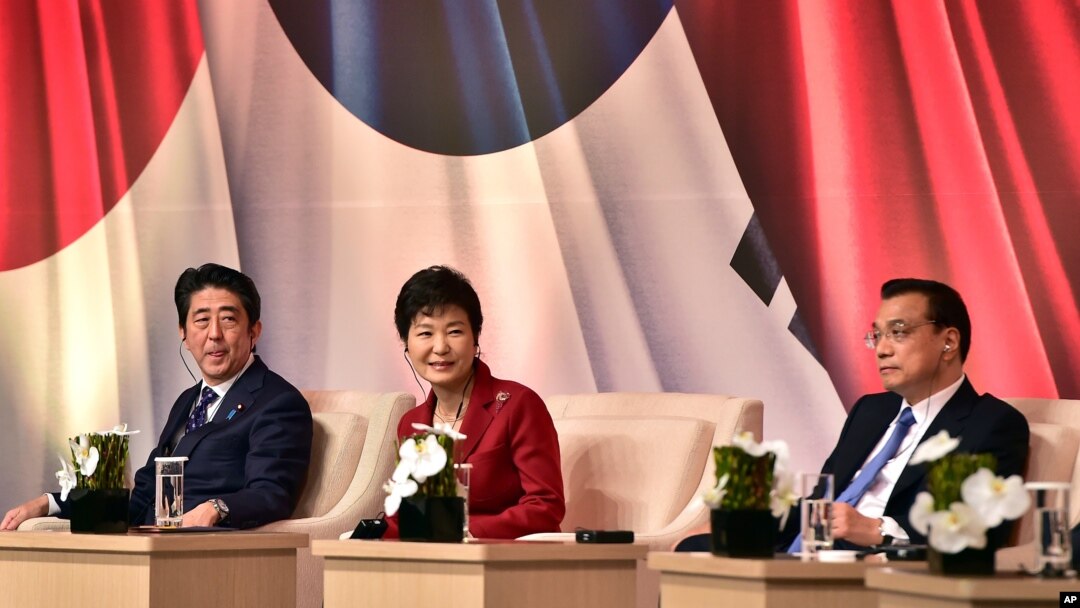 Tổng thống Hàn Quốc Park Geun-hye (giữa), Thủ tướng Nhật Bản Shinzo Abe (trái) và Thủ tướng Trung Quốc Lý Khắc Cường tham dự một hội nghị kinh doanh tại Seoul, ngày 1/11/2015.