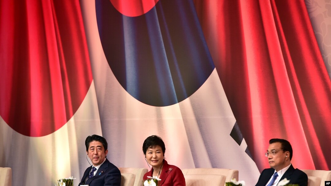 Presiden Korea Selatan Park Geun-hye, tengah, Perdana Menteri Jepang Shinzo Abe, kiri, dan Perdana Menteri China Li Keqiang menghadiri pertemuan bisnis di Seoul, 1 November 2015. 