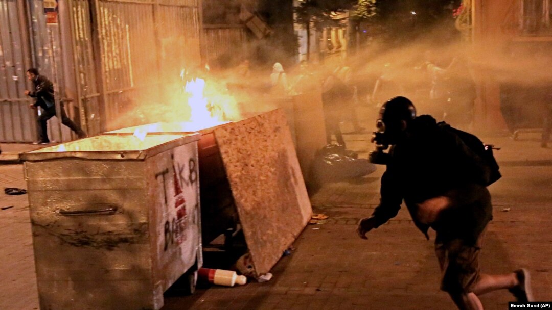 Policija je upotrebila vodene topove protiv demonstranata u Istanbulu