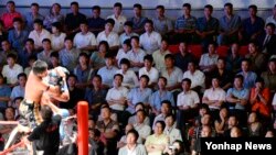 지난 30일 평양 류경정주영체육관을 가득 메운 북한 관중이 국제프로레슬링대회 경기를 관람하고 있다. 
