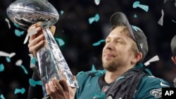 Nick Foles, quarterback de los Eagles de Filadelfia alza el Trofeo Vince Lombardi, al ganar el Super Bowl 52 derrotando a los Patriotas de Nueva Inglaterra.