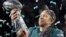 Nick Foles, quarterback de los Eagles de Filadelfia alza el Trofeo Vince Lombardi, al ganar el Super Bowl 52 derrotando a los Patriotas de Nueva Inglaterra.