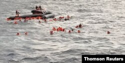 리비아에서 고무보트를 타고 유럽으로 향하던 난민들이 지중해에서 표류하다가 스페인의 '오픈암스' 구조선에 의해 구조됐다.