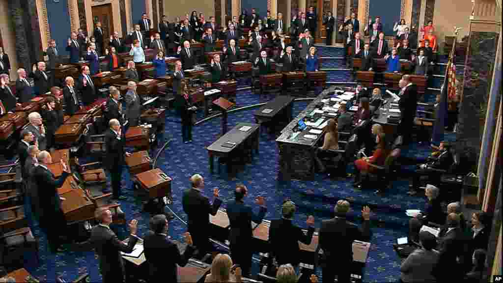 Afisa muungozaji kesi Jaji Mkuu John Roberts akiwaapisha wajumbe wa Baraza la Seneti kuendesha mashtaka dhidi ya Rais Donald Trump ndani ya Bunge la Marekani, mjini Washington, Alhamisi, Jan. 16, 2020. (Senate Television via AP)