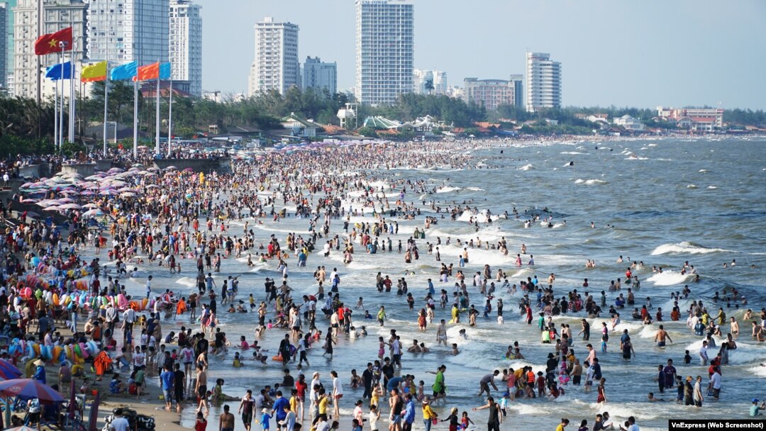 Bãi biển Vũng Tàu đông nghẹt người vào ngày 30/4/2021 giữa lúc Việt Nam cảnh báo về nguy cơ bùng phát làn sóng dịch thứ 4.