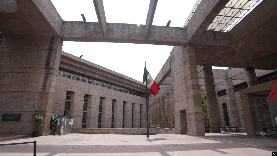 Una bandera mexicana ondea en los corredores vacíos de una corte federal durante una huelga debido a las propuestas de reforma para designar jueces por elección popular, el lunes 19 de agosto de 2024, en Ciudad de México.