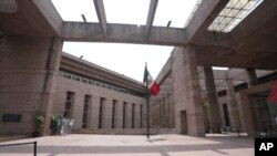 ARCHIVO - Una bandera mexicana ondea en los pasillos vacíos del tribunal federal durante una huelga de trabajadores en protesta por las reformas que obligarían a todos los jueces a presentarse como candidatos a las elecciones en la Ciudad de México, el lunes 19 de agosto de 2024.