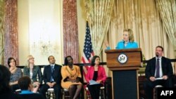 Госсекретарь Клинтон выступает с ежегодным докладом по проблемам борьбы с рабством.