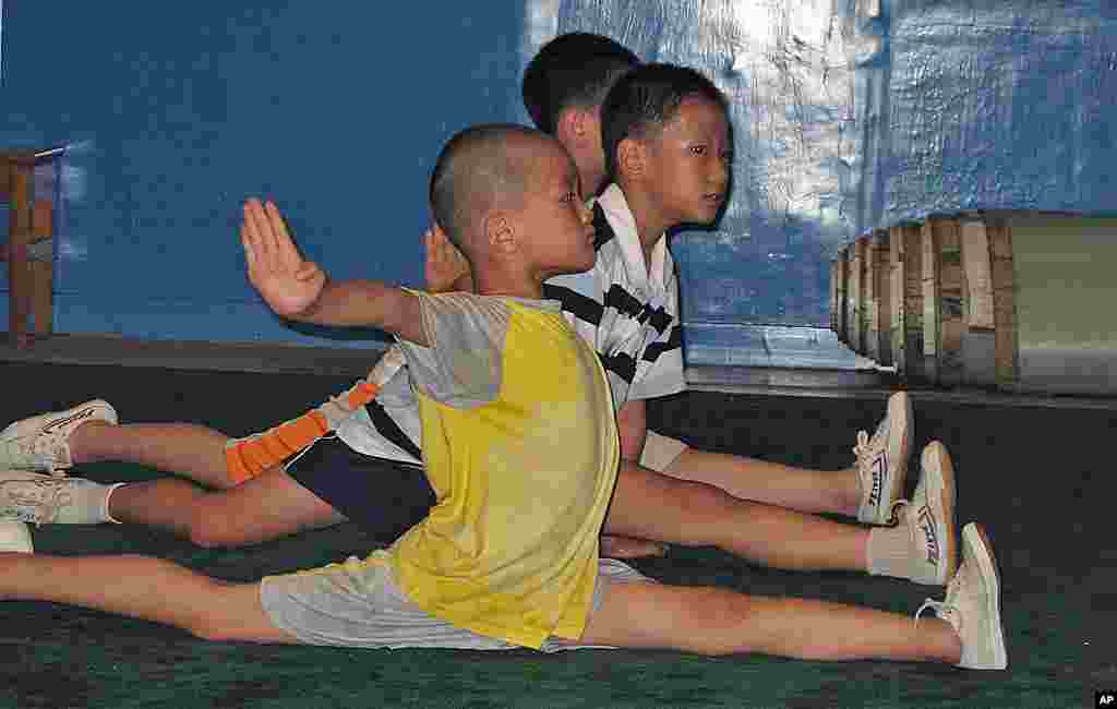 怀揣冠军梦的中国孩子在体校接受训练