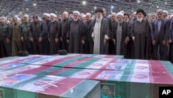 علی خامنه‌ای،‌رهبر جمهوری اسلامی، و دیگر مقامات ارشد نظام در حال خواندن نماز میت برای ابراهیم رئیسی و دیگر همراهان کشته‌شده او ( ۲ خرداد ۱۴۰۳)