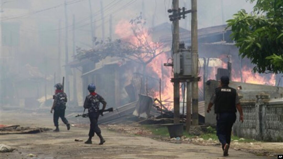 Pasukan keamanan Burma melewati sebuah perkampungan warga muslim yang dibakar di Sittwe, ibu kota negara bagian Rakhine (foto: dok).