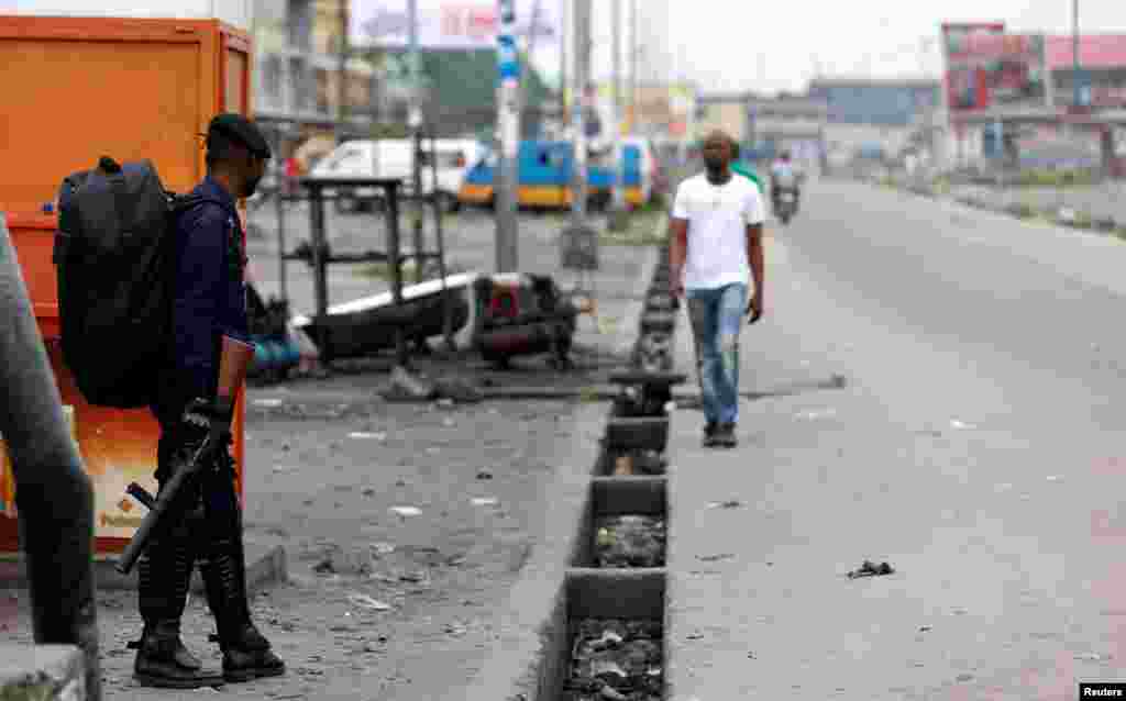 Un policier congolais surveille une manifestation dans les rues de Kinshasa, en RDC, le 20 décembre 2016.