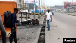 Un policier congolais surveille une manifestation dans les rues de Kinshasa, en RDC, le 20 décembre 2016.