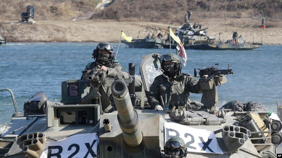 Sebuah tank milik angkatan darat Korea Selatan tengah menyeberangi Sungai Nam Han dalam latihan perang tahunan di Yeoju (Foto: dok). Puluhan kapal perang, jet tempur dan kapal selam Korea Selatan tengah mengadakan latihan perang, sebagai respon terhadap provokasi militer Korea Utara baru-baru ini. 