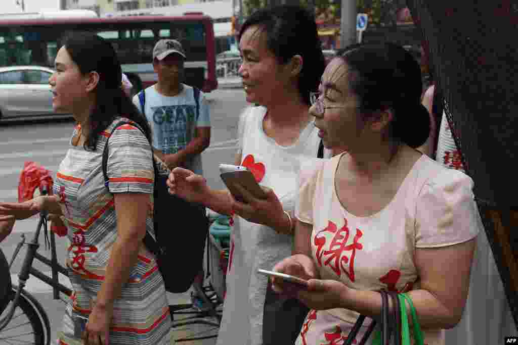 709案维权律师谢阳的妻子陈桂秋（右），唐荊陵的妻子汪艳芳（中）， 勾洪国（网名戈平）的妻子樊丽丽在最高法院外面，她们的衣服上印有丈夫的名字（2016年7月4日）。陈桂秋2017年被营救来美，和人权律师江天勇的妻子金变玲以及在中国大陆被捕的台湾非政府组织人士李明哲的太太李静瑜，出席了美国众议院外委会一个小组委员会的听证会，主题是&ldquo;在中国被失踪、囚禁和酷刑：妻子们为丈夫们的自由呼吁&rdquo;。