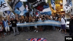 La agrupación Juventud Peronista protestó este jueves contra la llegada del príncipe Guillermo a Malvinas.