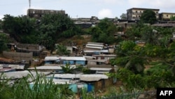 Une vue générale des maisons endommagées construites dans une zone inondable dans le quartier d'Attecoube à Abidjan, le 20 juin 2018.