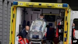 一輛救護車8月22日將被送到德國的俄羅斯反對派領袖納瓦爾尼送到德國首都柏林的夏里特醫院接受治療。