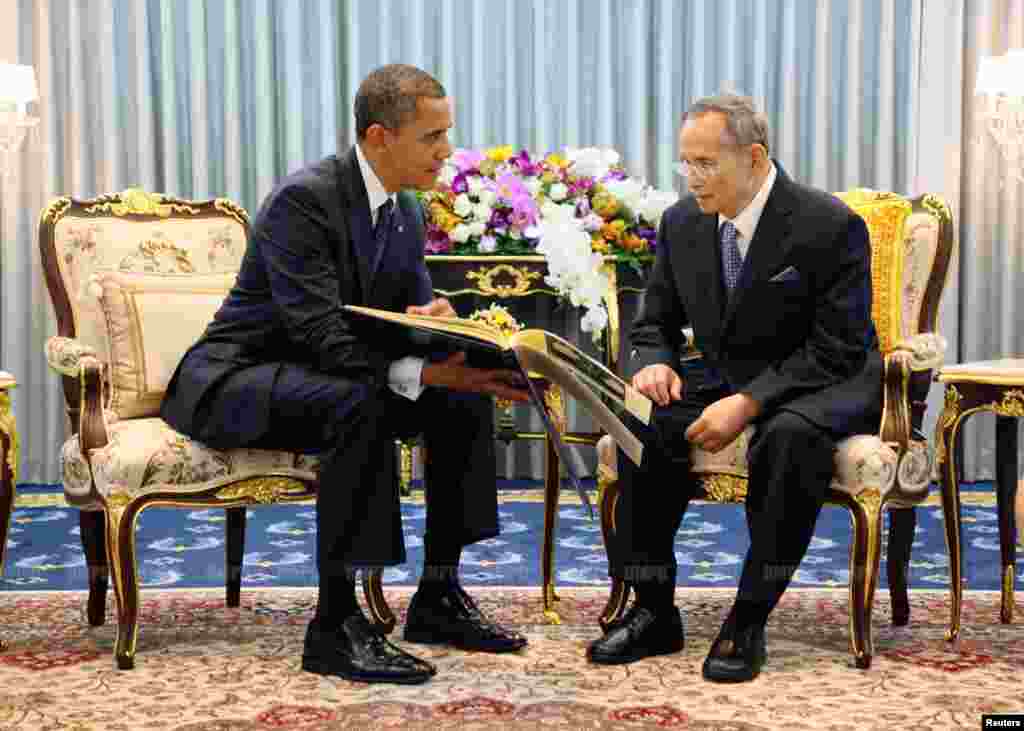 U.S. President Barack Obama (L) speaks with Thai King Bhumibol Adulyadej during an audience granted at Siriraj Hospital in Bangkok on November 18, 2012. Obama kicked off a three-country Asia tour with a visit to Thailand on Sunday, using his first post-el