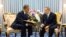Barak Obama con el rey táilandes Bhumibol Adulyadej en el inicio de la gira por el sudeste asiático.