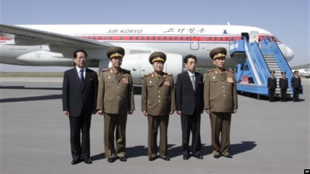 Delegasi Korea Utara yang dipimpin oleh Choe Ryong Hae, pemimpin Biro Politik Korea Utara (KPA) (tengah), berpose sejenak di bandara Pyongyang sebelum bertolak ke China untuk kunjungan dua hari (22/5). Delegasi ini telah mengakhiri kunjungannya ke China setelah melakukan serangkaian pertemuan dengan para pejabat setempat.