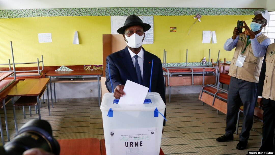 Perezida Alassane Ouattara ariko aratora mu matora y'abashingamateka i Abidjan, ku murwa mukuru wa Cote d'Ivoire. Kw'italiki ya 6/03/2021