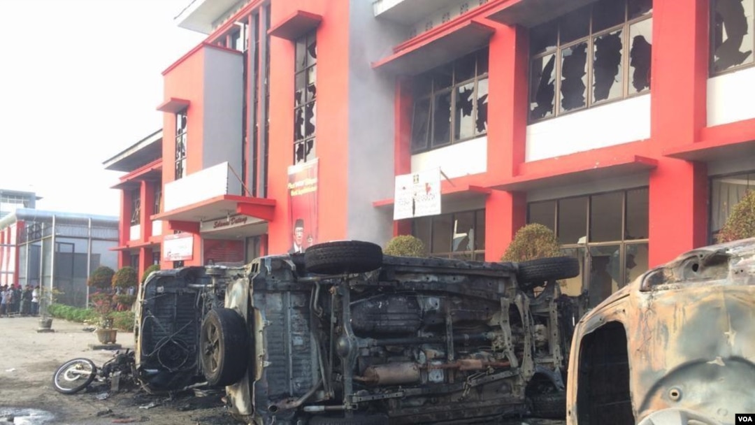 Sejumlah kendaraan bermotor yang dibakar ratusan narapidana tampak di depan Lapas Narkotika Klas III Langkat di Sumatera Utara, Kamis (16/5). (VOA/Anugrah Andriansyah)
