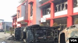 Sejumlah kendaraan bermotor yang dibakar ratusan narapidana tampak di depan Lapas Narkotika Klas III Langkat di Sumatera Utara, Kamis (16/5). (VOA/Anugrah Andriansyah)