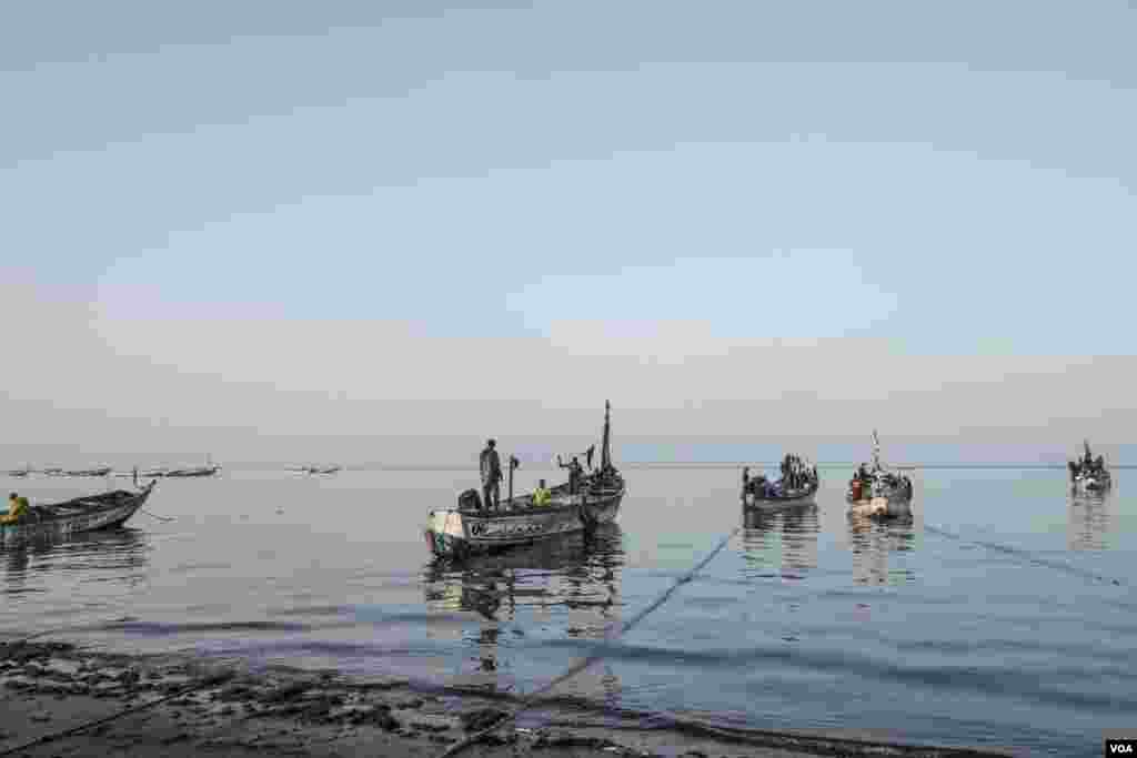 Fishermen get ready to cast off in the morning off the coast of Joal, Senegal, May 30, 2017. (R. Shryock/VOA)