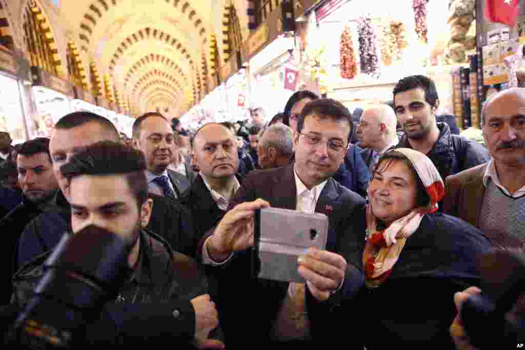 در آستانه انتخابات ترکیه، بازار عکس و سلفی های انتخاباتی گرم است. اکرم امام اوغلو، نامزد انتخابات شهرداری استانبول از حزب جمهوری خلق، در میان جمعیت در راسته ادویه فروشان بازار مصری&zwnj;ها در استانبول &nbsp;