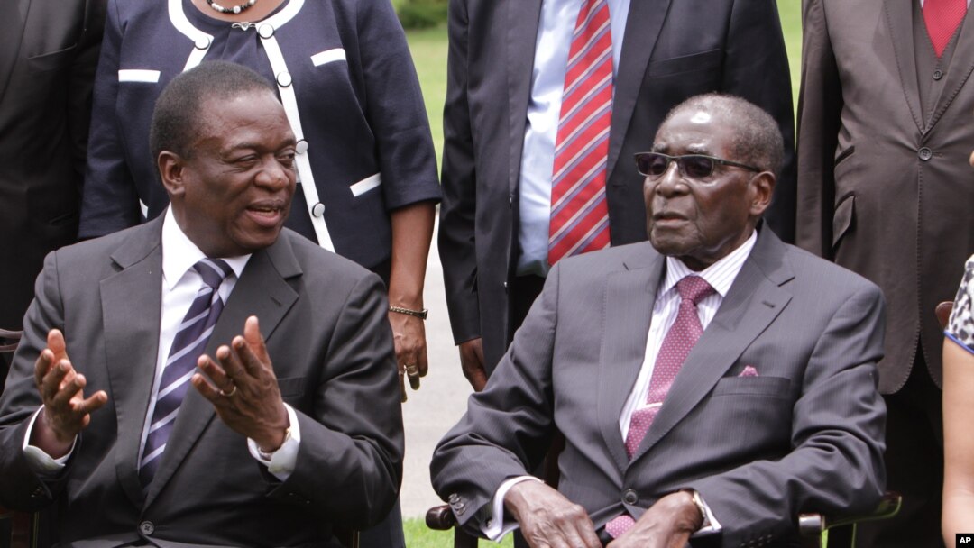 Emmerson Mnangagwa, (ibumoso) na Perezida Robert Mugabe (Iburyo)