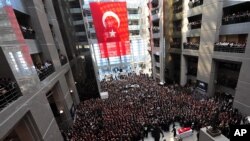 1일 터키 이스탄불에서 인질극으로 사망한 메흐메트 셀림 키라즈 검사의 장례식이 거행되고 있다.