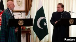 阿富汗总统和巴基斯坦总理在记者会上