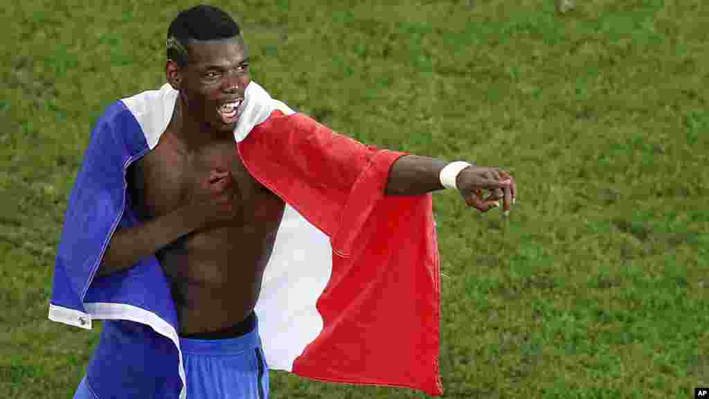 Paul Pogba célèbre après que la france a gagné un match de demi-finale face à l&#39;Allemagne au stade Vélodrome à Marseille, le 7 juillet 2016.