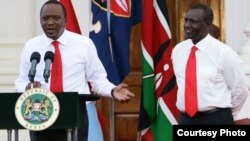 Presiden Kenya, Uhuru Kenyatta dan Wakil Presiden William Ruto memberikan keterangan kepada wartawan di Nairobi (Foto: dok).