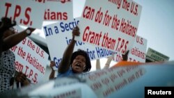 Manm kominote ayisyèn nan Miami ki tap mande Stati Pwoteksyon Tanporè pou imigran ayisyen yo pandan yon vizit Prezidan Barack Obama nan Miami Eta Florid, 26 oktòb 2009. (Foto: REUTERS/Carlos Barria) 