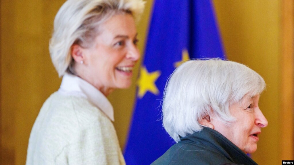 欧盟委员会主席冯德莱恩周二在布鲁塞尔欢迎到访的美国财长耶伦。(2022年5月17日)(photo:VOA)