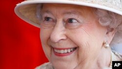 Britain's Queen Elizabeth II smiles as she awaits the arrival of the President of the United Arab Emirates Sheik Khalifa bin Zayed al-Nahyan in Windsor in England, April 30, 2013.