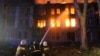 러시아의 공습으로 불타는 우크라이나 도시 건물(자료 사진)