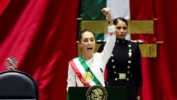 La mandataria mexicana recibió la banda presidencial de la izquierdista Ifigenia Martínez 